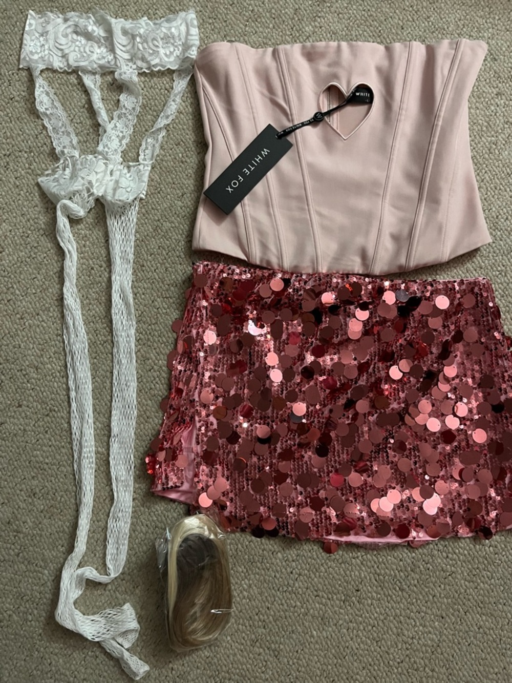 Sabrina Carpenter Costume